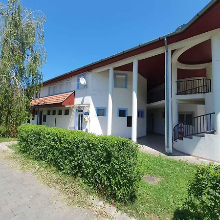 In - Balaton 53130 Apartman *